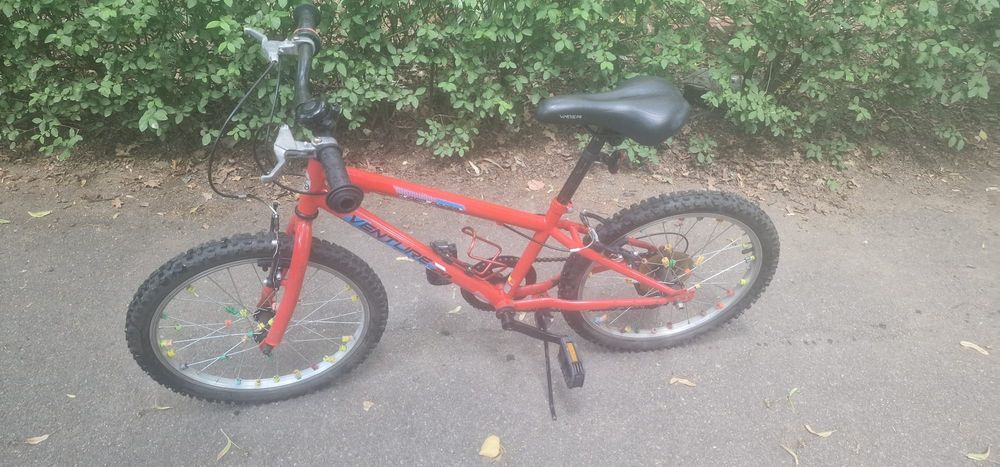 Bicicletă Venture 24 Inch - 18 Viteze, Cadru Roșu, Echipare Shimano