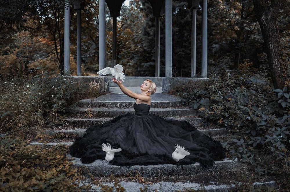 Черна рокля (шита е до кръста) с тюл и подплата