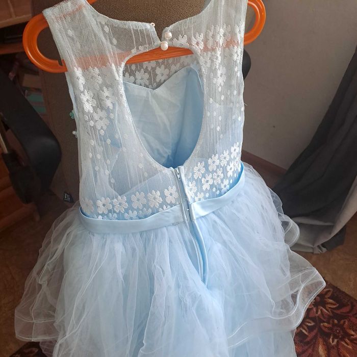 Платья нарядные.