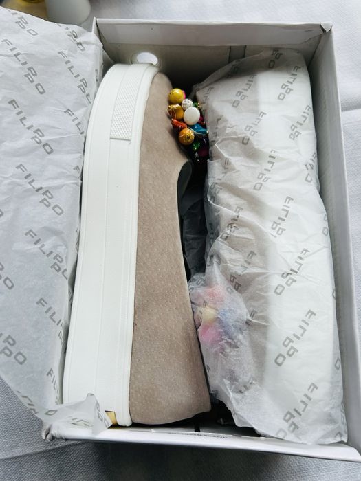 Дамски обувки с цветни мъниста