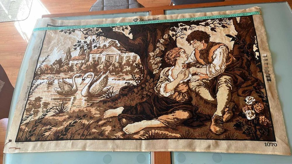 Ръчно шит гоблен Влюбени лебеди