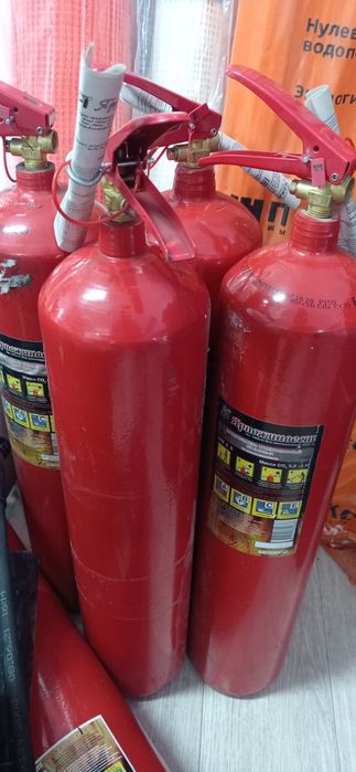 Огнетушители порошковые и углекислотные.