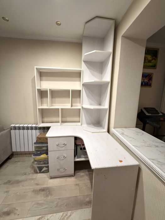 Стол для детской комнаты с полками