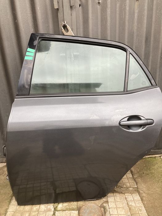 Задна лява врата за тойота аурис/Toyota auris 06-11г