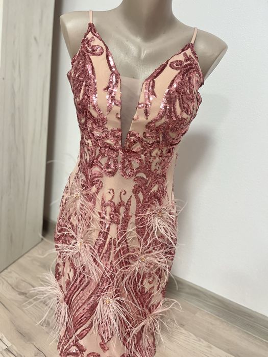 Rochie de seară pene și paiete