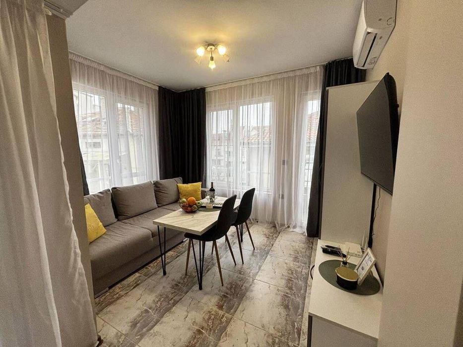 Дава се под наем Двустаен апартамент в Бургас, Център - 52 кв.м за 548.25 € - Снимка #2