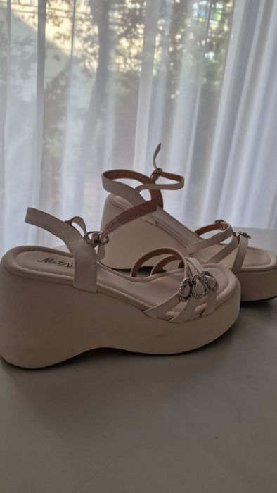 Sandale crem cu accesorii