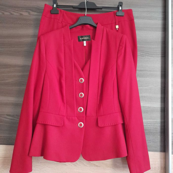 Официална рокля и официален дамски костюм