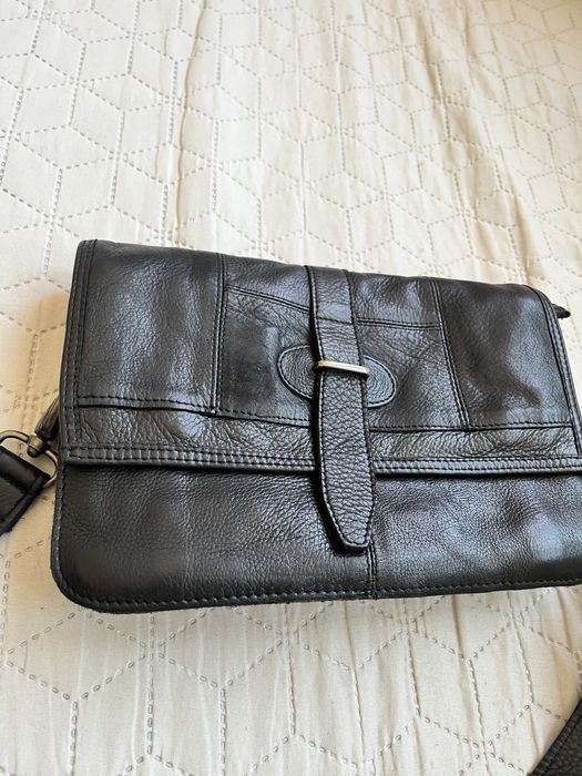 Малка черна, кожена чанта през рамо