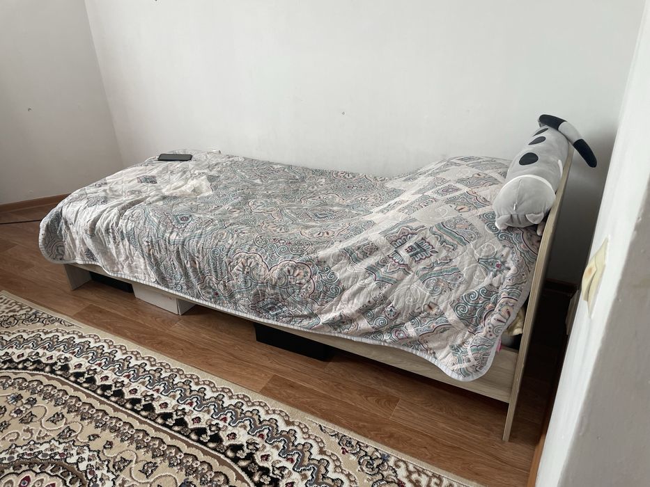 Продам б/у кровать , шкаф и стол