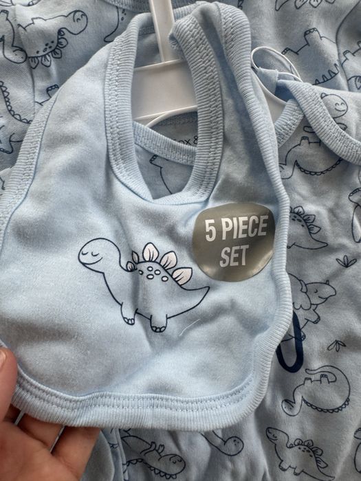 Нов комплект от 5 части, размер 74 ромпър, папка, играчка, боди, лигав