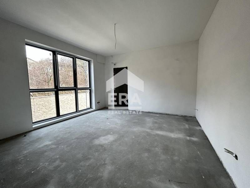 Четиристаен  апартамент за продажба, с големи стаи, в новопостроен ком