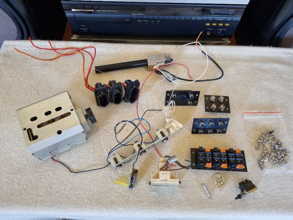 Pachet dif piese, componente Kenwood KR 5200, etc . Perfect functionale.