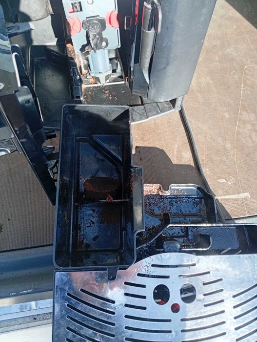 Кафе машина на зърна-DELONGHI ESAM 3100.SB .