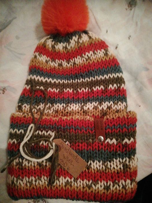 Топли шапки от висококачествени материи. И плетени от вълна, мохер.