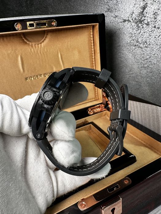 Часовник Roger Dubuis