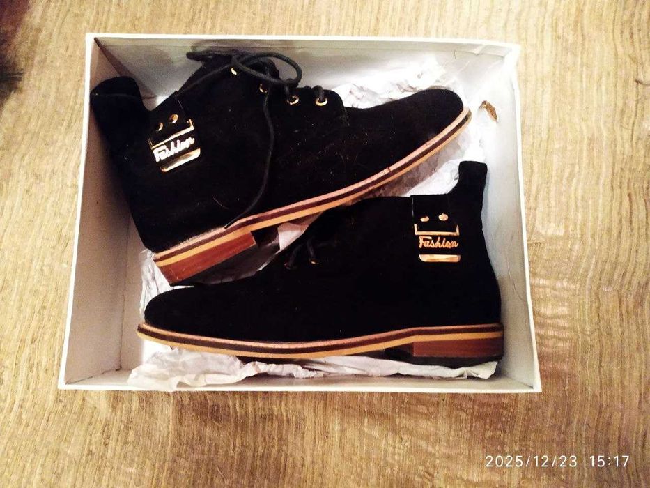 Замшевые черные ботинки
