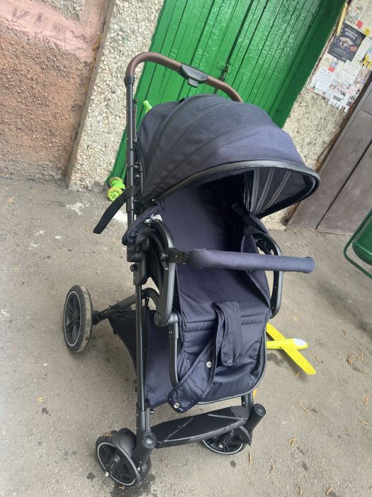 Продам коляску все сезонную 17650