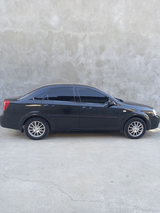 Lasetti 1.8 sotiladi avtomat