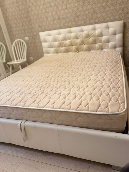 Кровать двухспальная с матрасом