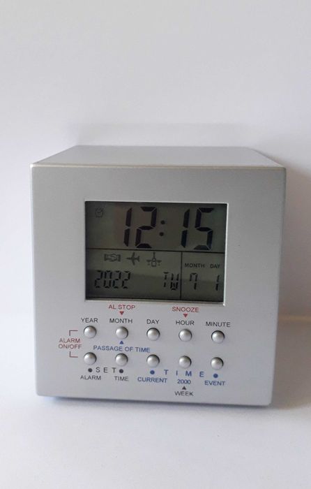 часовник антикварен, куб марка Рееко  Reeko, будилник, календар