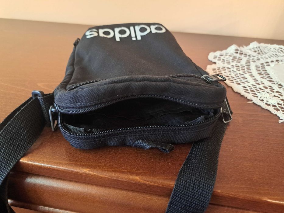 Adidas оригинална чантичка