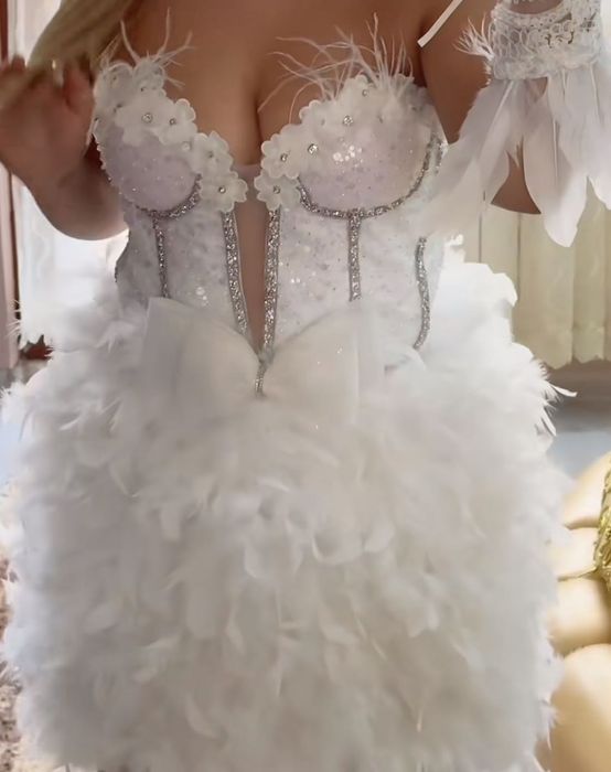 Бяла Рокля с пера и