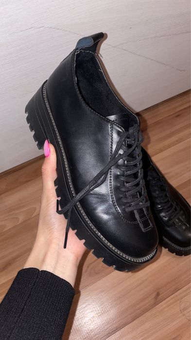 Туфли жылы сабакка киуге болады