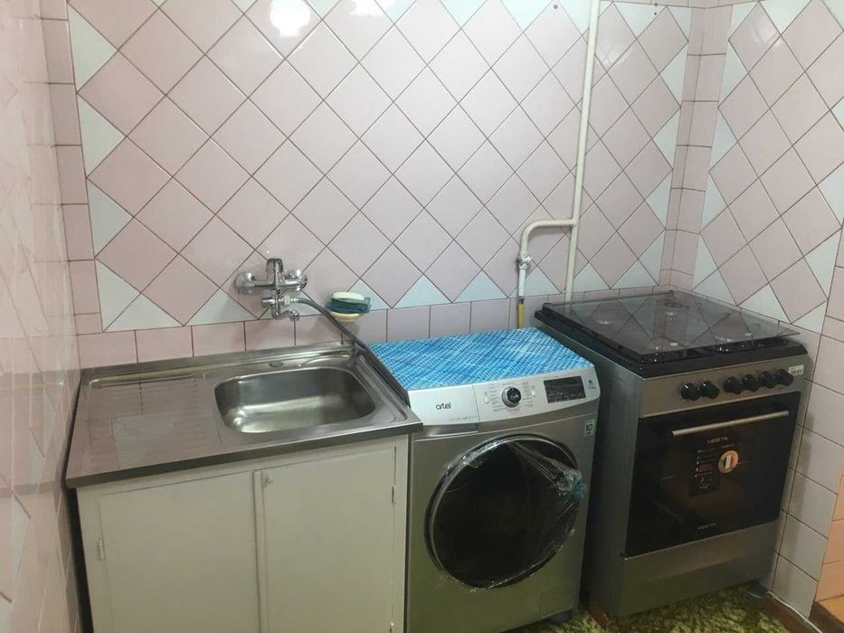 Сдается семейным 2 комнатная квартира,балкон 12кв как третья комната.