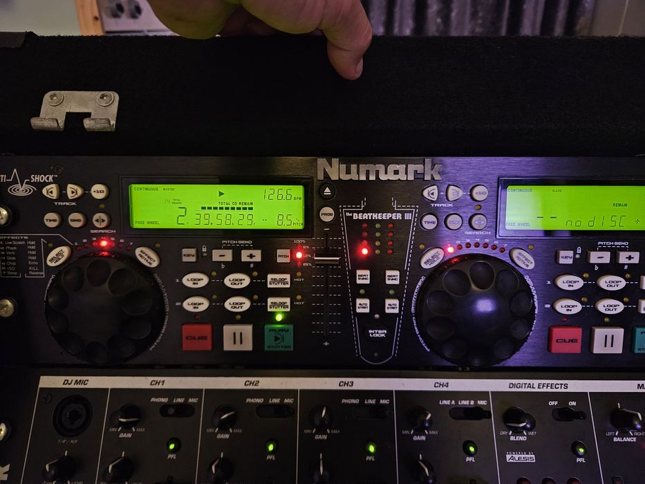Consolă DJ completă Numark (Mixer 200FX + Dublu CD Player CDN88) în Flight Case