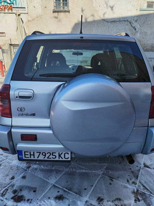 Продавам Тойота Рав 4
