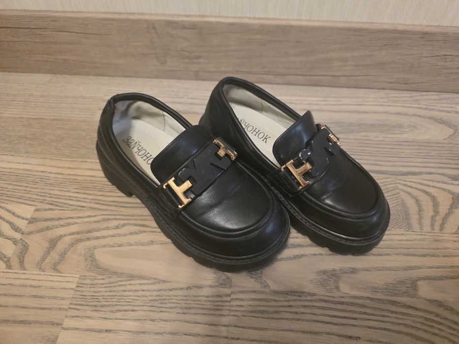 Продам школьную обувь для девочки