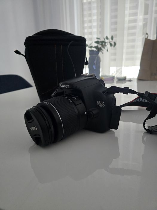 Aparat foto Canon EOS 1100D + Obiectiv 18-55mm + Geantă (Stare Excelen