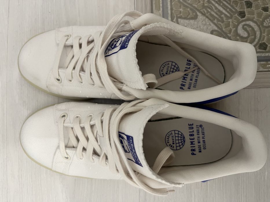 Продам новые белые кеды Adidas