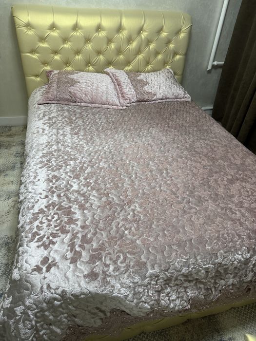 Продам шикарное покрывало с наволочками