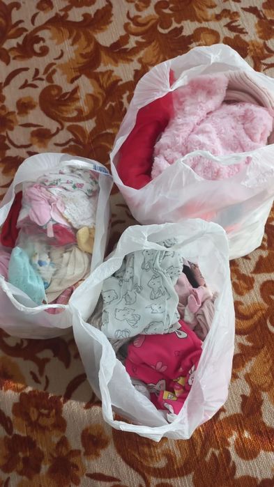 Отдам даром детские вещи на девочку до года