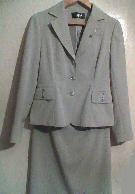 Костюмы: брючный и с юбкой, размер 46