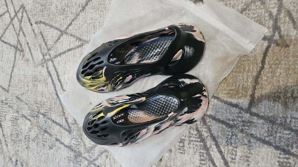 Продам Yeezy (Изики), новые.

Продаю абсолютно новые кроссов