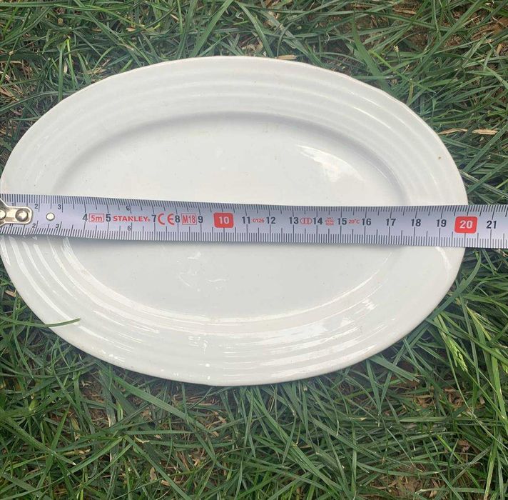 Белая овальная тарелка