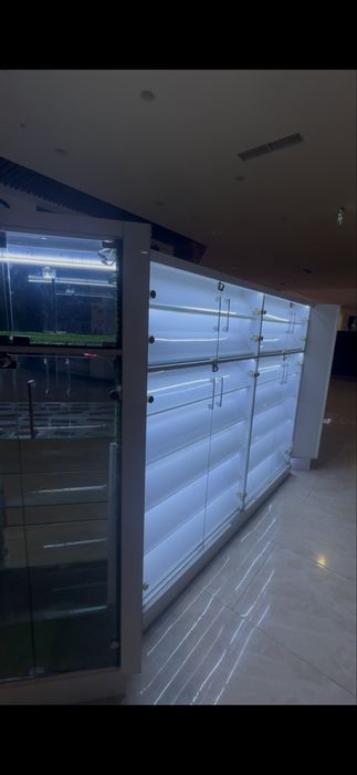 телефон аксесуарлари учун полка сотилади 2 метрга 3 метр жойни олади