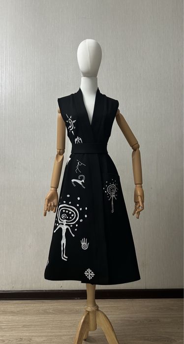 Камзол черный. Полностью вышивка. Длина 105-110 см