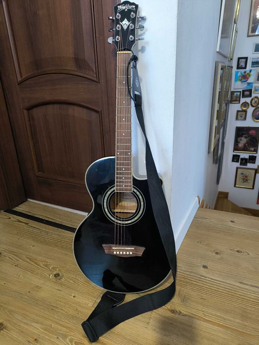 Chitară profesională acustica Washburn.
