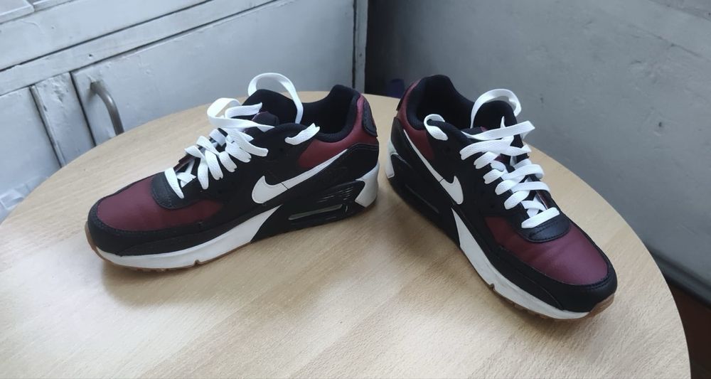 Vand 2 perechi de adidasi Nike Air si o pereche de Jordan