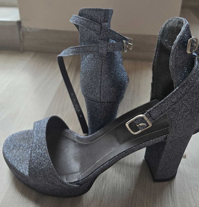 Дамски сандали с ток