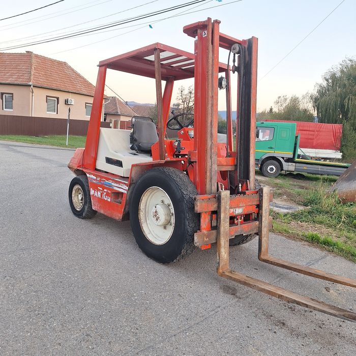 Motostivuitor de teren Manitou MC 25 cu furci și cupa