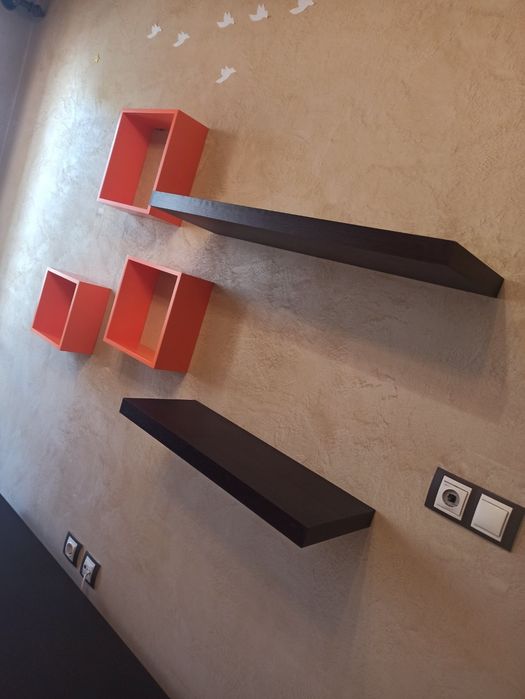 Шкаф с различни етажерки