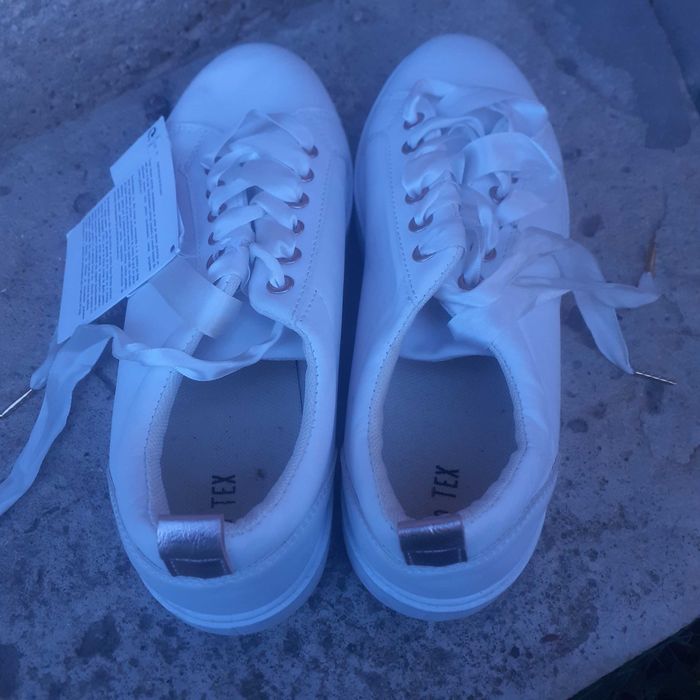 Vand adidasi fete, marimea 40, pret 20 lei