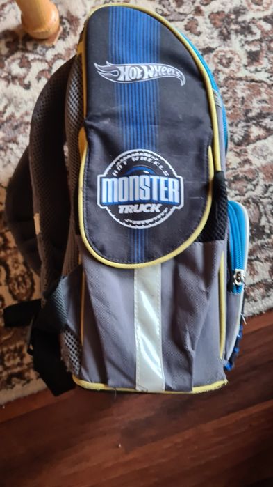 Ghiozdan Spirit:Monster Truck.Gheozdanul este în perfecta stare