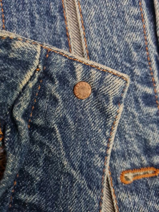 Продаётся мужская джинсовая куртка Dolce Gabbana .