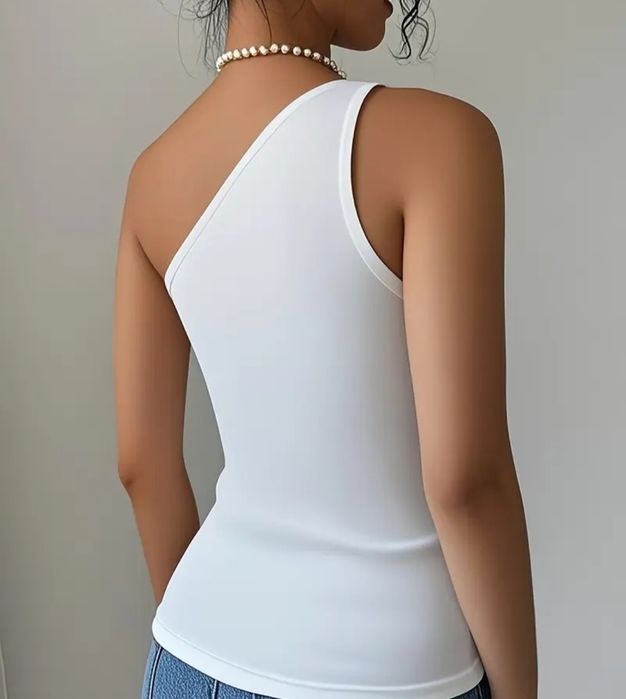 Бяла блуза с цвете